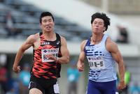 　男子１００メートル決勝で競り合う桐生祥秀（左）と坂井隆一郎（撮影・中田匡峻）