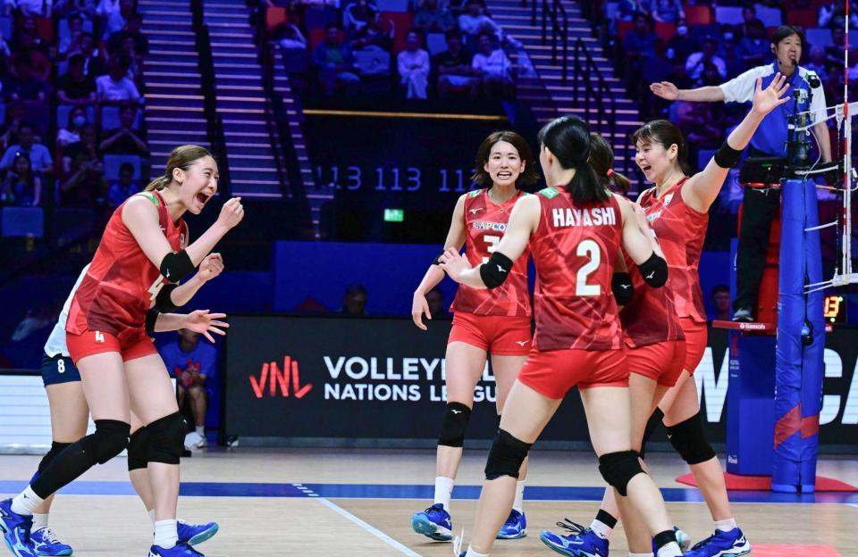 　ドミニカ共和国戦で喜ぶ日本の選手（Ｖｏｌｌｅｙｂａｌｌ　Ｗｏｒｌｄ提供）