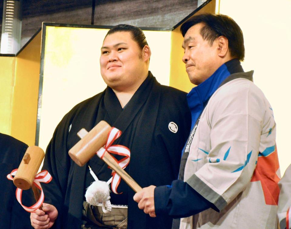 　初優勝祝賀会で鏡開きを行う大の里（左）と石川県の馳浩知事