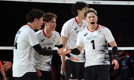 　第２セット、得点を奪い、喜ぶ（左から）石川祐希、高橋藍、西田有志（撮影・中田匡峻）