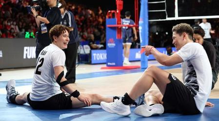 　イランに勝利し、笑顔を見せる高橋藍（左）と西田有志（撮影・中田匡峻）