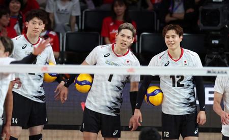 　試合前、練習を行う（左から）石川祐希、西田有志、高橋藍（撮影・中田匡峻）