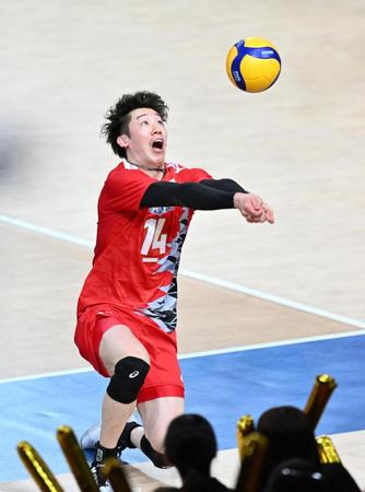 　第２セット、懸命にボールを追う石川祐希（撮影・中村太一）