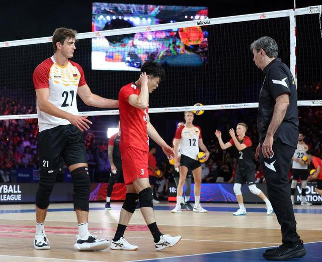 バレー男子 練習中のアクシデントでほっこりシーン ドイツ選手の