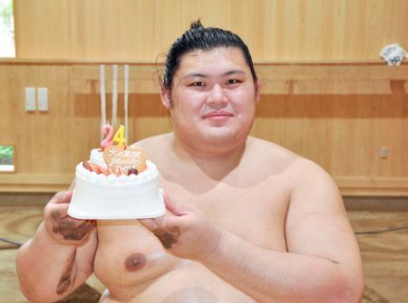 　２４歳の誕生日を迎え、報道陣からケーキを贈られた大の里＝茨城県阿見町の二所ノ関部屋