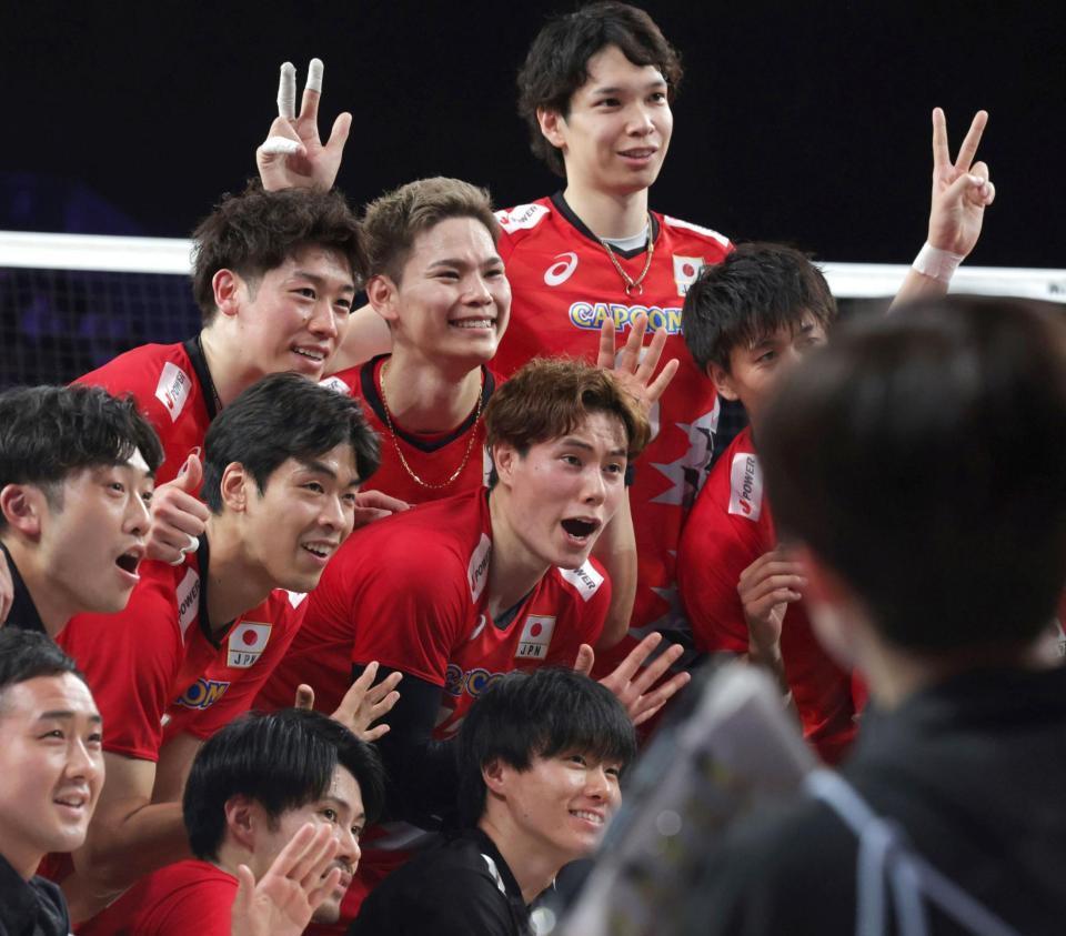 　ドイツに勝利し、笑顔の高橋藍（中央）ら日本代表選手ら＝５日