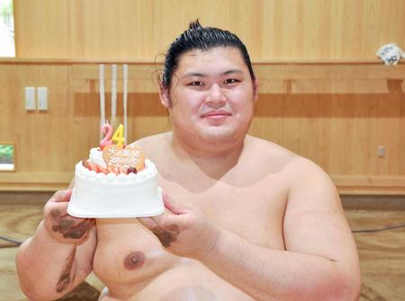 　２４歳の誕生日を迎え、報道陣からケーキを贈られた大の里