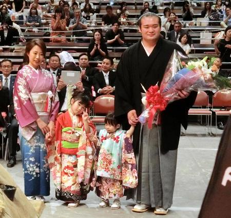 　断髪を終えて家族で記念撮影する（右から）元千代の国の佐ノ山親方、次女の梨花ちゃん、長女の実采ちゃん、愛夫人