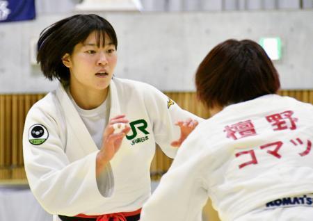 　女子１部　対戦するＪＲ東日本の田中志歩（左）＝長浜伊香ツインアリーナ