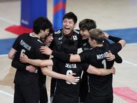 　第１セットを制し、喜ぶ石川祐希（左から２人目）ら日本代表（撮影・中田匡峻）