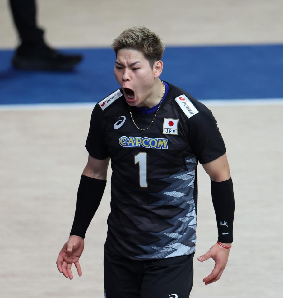 　第１セット、得点を奪い絶叫する西田有志（撮影・中田匡峻）