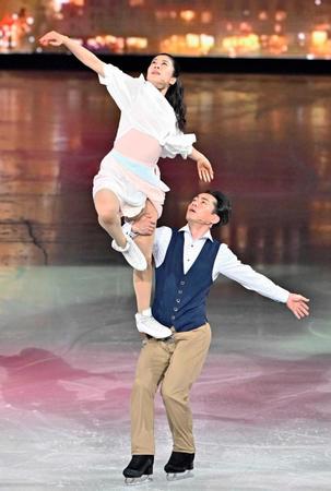 　アイスショーで演技する高橋大輔さん（下）と村元哉中さん