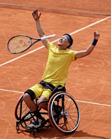 　テニスの全仏オープン車いすの部男子シングルスで、２連覇を果たし喜ぶ小田凱人（共同）