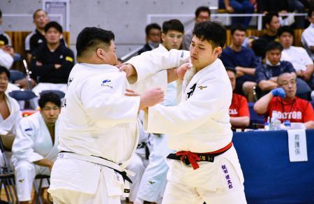 　決勝で攻める旭化成Ａの飯田健太郎（右）＝長浜伊香ツインアリーナ