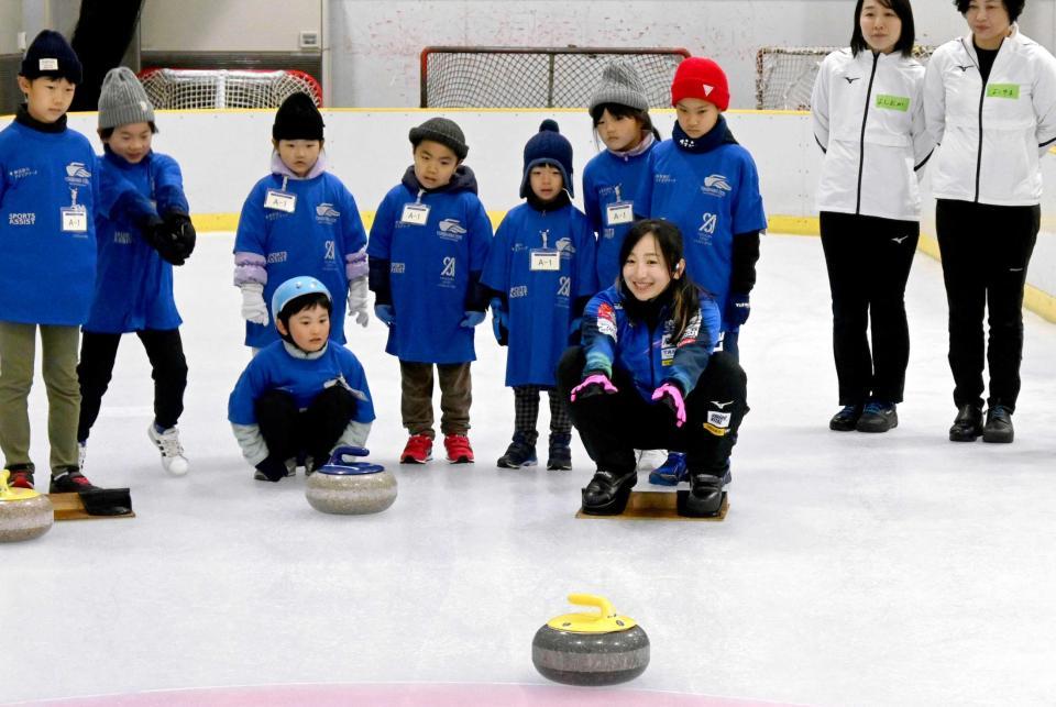 　小学生を対象としたカーリング教室で指導するロコ・ソラーレの藤沢五月（手前右）