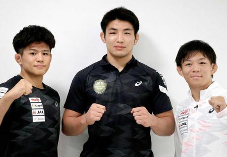 　帰国し、取材に応じた（左から）清岡幸大郎、石黒隼士、樋口黎