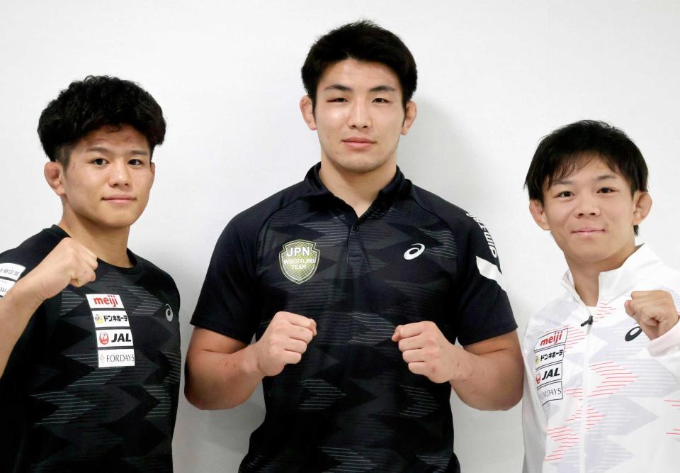 　帰国し、取材に応じた（左から）清岡幸大郎、石黒隼士、樋口黎