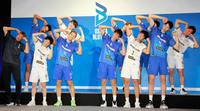 　自ら考案した「ブルテオンポーズ」をチームメートとともに披露する西田（前列左から３人目）