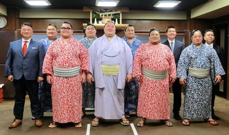 　部屋の新設に伴う神事を終え、記念撮影する中村親方（前列左端）と力士ら