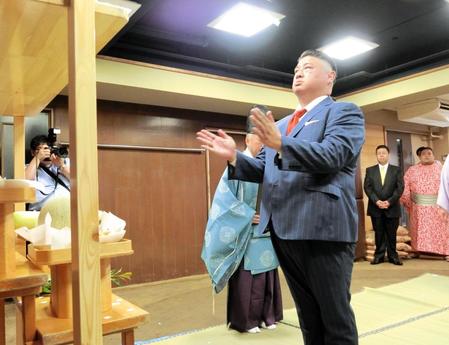 　神妙な面持ちで柏手を打つ中村親方