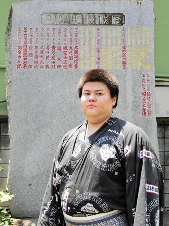 草野　歴代横綱石碑に「すごい」「しっかり番付を上げられるように」　野見宿禰神社を参拝