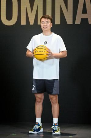 　「カリーブランド」との契約に調印したバスケットボール男子の富永啓生