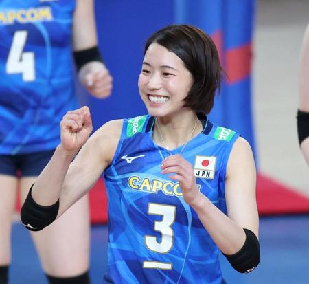 　第１セット、得点を奪い拳を握る古賀紗理那（撮影・中田匡峻）