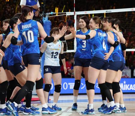 　セルビアに勝利し、笑顔を見せる石川真佑（４）、古賀紗理那（３）ら日本代表（撮影・中田匡峻）