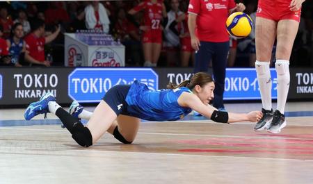 　第３セット、ボールを拾う石川真佑（撮影・中田匡峻）