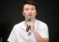 　「カリーブランド」との契約に調印し、記者会見するバスケットボール男子の富永啓生