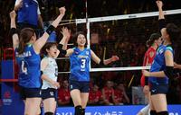 　第３セット、２５点目を取りセルビアに勝利した古賀紗理那（３）ら日本代表は笑顔を見せる（撮影・中田匡峻）