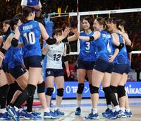 　セルビアに勝利し、笑顔を見せる石川真佑（４）、古賀紗理那（３）ら日本代表（撮影・中田匡峻）