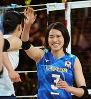 　第３セット、ブロックに成功し、笑顔の古賀紗理那（撮影・中田匡峻）