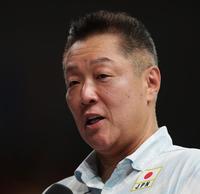 　試合後、インタビューを受ける日本代表・真鍋監督（撮影・中田匡峻）