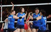 　第３セット、得点を決め集まる古賀紗理那（中央）、石川真佑（左端）ら日本代表（撮影・中田匡峻）