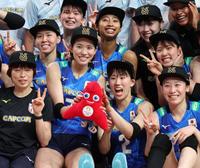 　セルビアに勝利し、笑顔を見せる古賀紗理那（中央左）らバレーボール日本代表選手ら（撮影・中田匡峻）