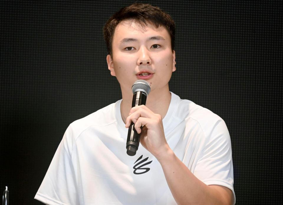 　「カリーブランド」との契約に調印し、記者会見するバスケットボール男子の富永啓生