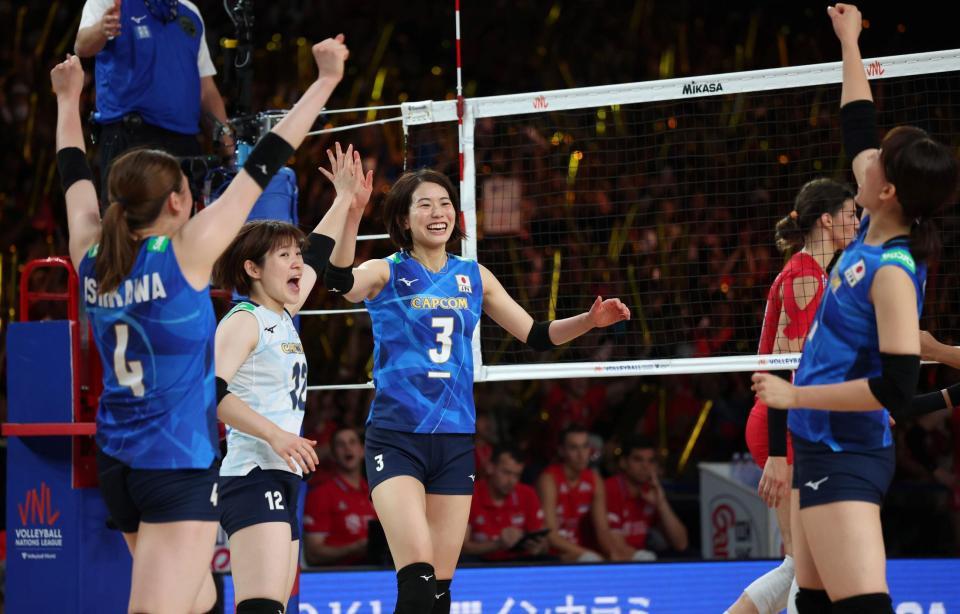 　第３セット、２５点目を取りセルビアに勝利した古賀紗理那（３）ら日本代表は笑顔を見せる（撮影・中田匡峻）