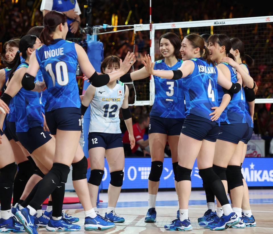 　セルビアに勝利し、笑顔を見せる石川真佑（４）、古賀紗理那（３）ら日本代表（撮影・中田匡峻）