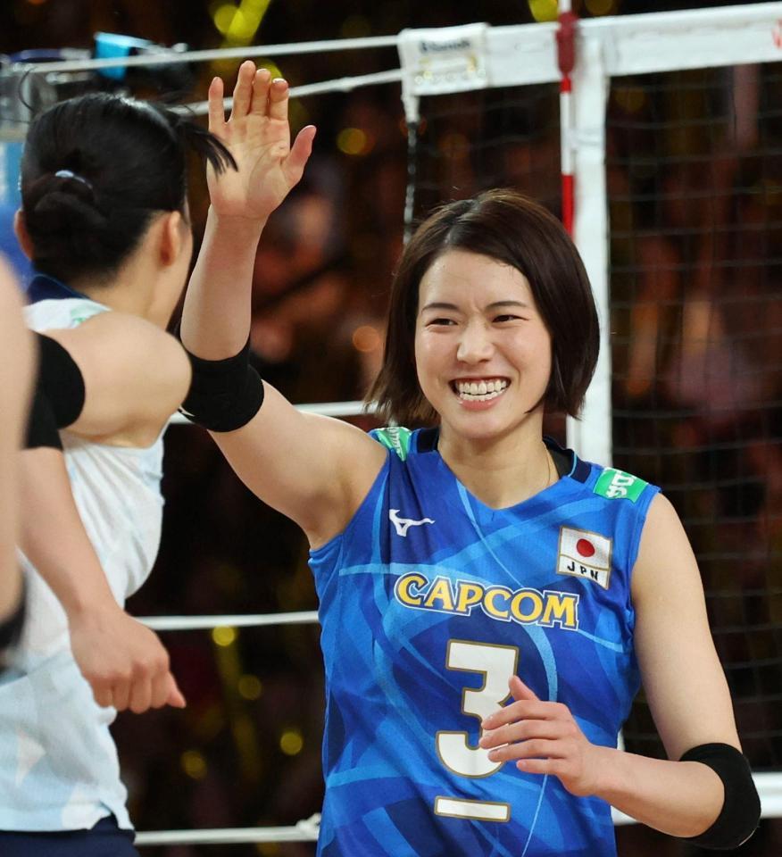　第３セット、ブロックに成功し、笑顔の古賀紗理那（撮影・中田匡峻）