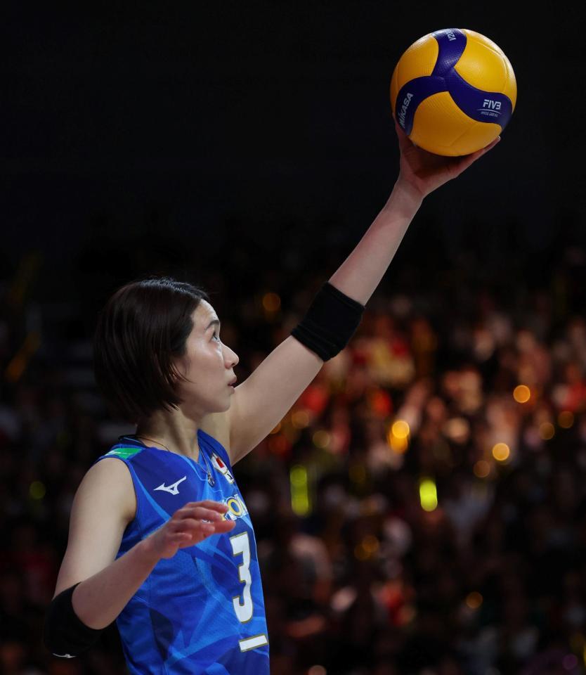 　第３セット、サーブを打つ前の古賀紗理那（撮影・中田匡峻）