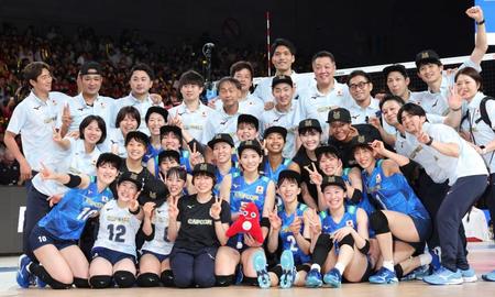 　セルビアに勝利し、笑顔を見せるバレーボール日本代表の選手たち（撮影・中田匡峻）