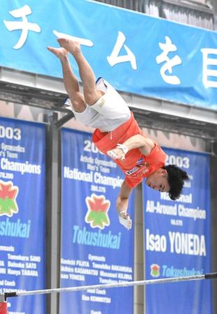 　鉄棒の演技を披露する岡慎之助（撮影・園田高夫）