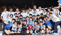　セルビアに勝利し、笑顔を見せるバレーボール日本代表の選手たち（撮影・中田匡峻）