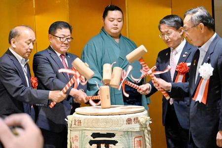 　鳥取県倉吉市内で開かれた祝賀会で、鏡開きをする大関琴桜（中央）。右隣は平井伸治知事