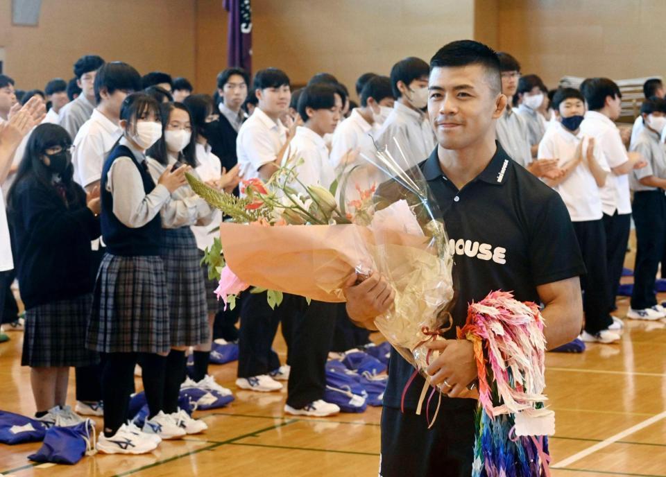 　母校・韮崎工高の生徒から拍手で送り出されるレスリング男子五輪代表の文田健一郎