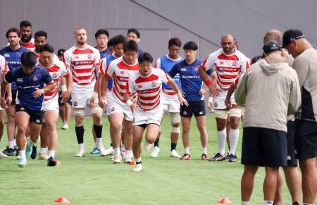 　イングランド代表戦に向けて、前日練習するラグビー日本代表の選手ら＝国立競技場
