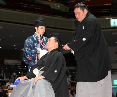 　照ノ富士（右）にはさみを入れてもらう照強（撮影・堀内翔）