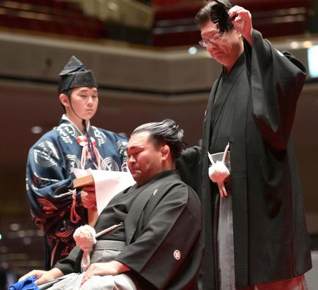 　伊勢ケ浜親方（右）から止めばさみを入れてもらい感極まる照強（撮影・堀内翔）