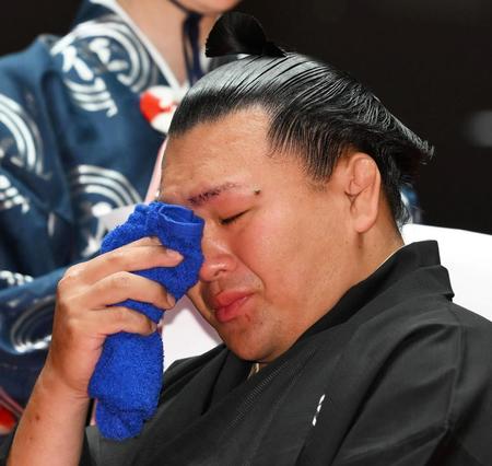 【写真】「泣かないって決めてたけど感極まった」　元幕内照強が涙の断髪式